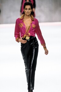 522031720_Escada1998WomenRTW132.thumb.jpg.c3cfe3c8458606b13fa54fd9cb1166e4.jpg