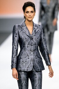 52431840_Escada1998WomenRTW159.thumb.jpg.1543fe874886a66e548eb3926e99dab9.jpg