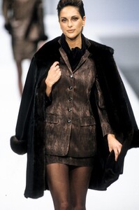 533364176_Escada1998WomenRTW160.thumb.jpg.74a16e9e8a787568848368a19bea5c65.jpg