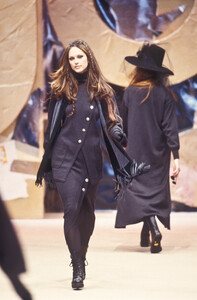 547610202_Byblos1993WomenRTW87.thumb.jpg.fdc3f2853ca2cd2f0ac7f3918e6452bf.jpg