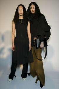 569894682_phillip-lim-bks-v-rf19-4175(1).thumb.jpg.e8904079f43bd6a8834c01ef5eb51556.jpg
