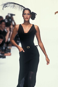 583094797_Chanel1994HauteCouture82.thumb.jpg.5cc487a277853c4ab1f095e473d4787b.jpg