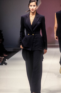 592651386_SalvatoreFerragamo1995WomenRTW126.thumb.jpg.876143af18cc0e20532bdc55aab344e4.jpg