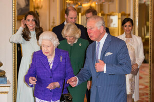 Queen+Elizabeth+II+Marks+Fiftieth+Anniversary+AWfMUDNFHfAx.jpg