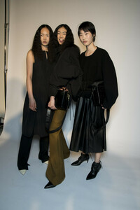 645747989_phillip-lim-bks-v-rf19-4181(1).thumb.jpg.35cbf1ae3f4c872fa74a8ab42811eba7.jpg