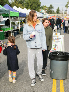Whitney+Port+shopping+Farmer+Market+Studio+8ffshDfE1EMx.jpg