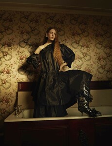 674089623_00_THEHIVE_MODELS_KAYSMETSERS_EDITORIAL_KAYSMETSERSPUSSPUSSMAGAZINEBYINALEKIEWICZANDRACHELBAKEWELL.thumb.jpg.c606c4f96e2c80abdeefb443ede87d56.jpg
