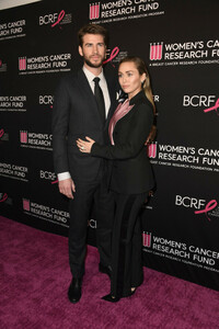 Miley+Cyrus+Women+Cancer+Research+Fund+Unforgettable+BdhOJhx23ZJx.jpg