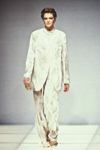 69710308_GiorgioArmani1994WomenRTW112.thumb.jpg.696991f74f3cf5203bed18c0a78d2534.jpg