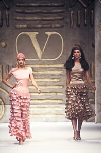 813054468_Valentino1993WomenRTW56.thumb.jpg.ce86599dcf61aa4436aeabccad8b240f.jpg