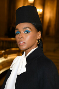 Janelle+Monae+Stella+McCartney+Front+Row+Paris+mXrOJQlqLj7x.jpg