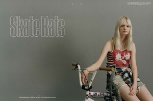 816685612_00_THEHIVE_MODELS_UNIAPAKHOMOVA_EDITORIAL_UNIAPAKHOMOVADAZEDBYVENETIASCOTTANDPOPPYKAIN.thumb.jpg.545e85fb2d6806c76f03989d0ea5d995.jpg