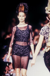 92337106_KarlLagerfeld1994WomenRTW140.thumb.jpg.4e94152953898d4c998977def2a2abe1.jpg