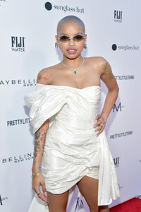 Slick+Woods+Daily+Front+Row+Fashion+LA+Awards+f6Cehtr14a4x.jpg