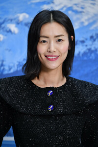 Liu+Wen+Chanel+Photocall+Paris+Fashion+Week+Qdx6H1d1DIMx.jpg