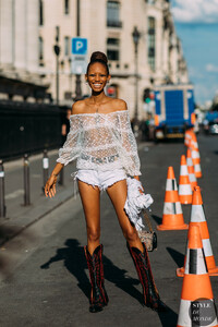 Adesuwa-Aighewi-by-STYLEDUMONDE-Street-Style-Fashion-Photography20180704_48A2410.jpg