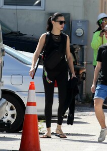 Adriana-Lima_-Leaving-her-workout-in-Miami--02.jpg