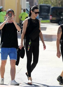 Adriana-Lima_-Leaving-her-workout-in-Miami--04.jpg