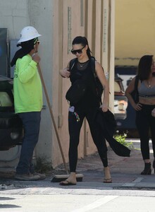 Adriana-Lima_-Leaving-her-workout-in-Miami--06.jpg