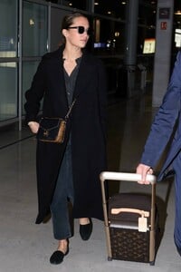 Alicia-Vikander_-Arriving-at-Charles-de-Gaulle-Airport--01.thumb.jpg.5f9dd5c763ea29178d24ed87af91ccf6.jpg