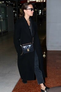 Alicia-Vikander_-Arriving-at-Charles-de-Gaulle-Airport--02.thumb.jpg.75a4292f3a785a344f861d11ae64805f.jpg