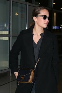 Alicia-Vikander_-Arriving-at-Charles-de-Gaulle-Airport--03.thumb.jpg.639e76b1fea2168140d2e61e953a18bb.jpg