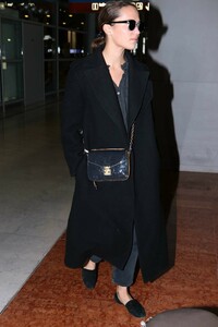 Alicia-Vikander_-Arriving-at-Charles-de-Gaulle-Airport--05.thumb.jpg.6013b4e240bfb526787caa48caaf8f59.jpg