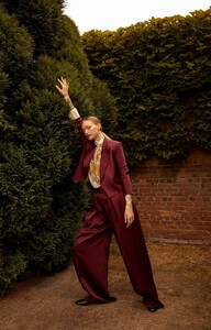 Gemma-Ward-Bianca-Spender-Suit-Zimmermann-Top-David-Jones-Magazine-03.thumb.jpg.e5ac0649ec543fe78687ea062b0c1616.jpg