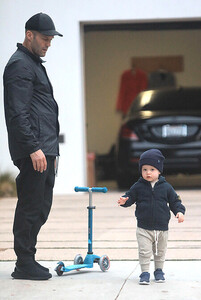 Jason-Statham-teaches-his-son-to-ride-a-scooter-2.thumb.jpg.07850c5480ca6578f71ba882a4d882f4.jpg