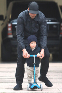 Jason-Statham-teaches-his-son-to-ride-a-scooter-3.thumb.jpg.09c745b196be937665548ae52c07ece2.jpg