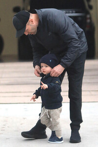 Jason-Statham-teaches-his-son-to-ride-a-scooter-5.thumb.jpg.a88cab7573f745e49c8c9fc1d096a18d.jpg