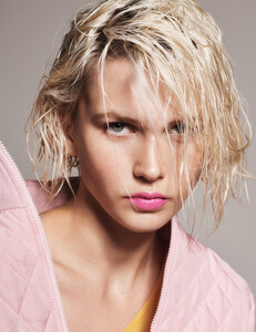 SHOT_01_PINK_GLOSSY_LIP_040_v3_RGB.jpg