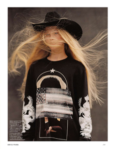 Weber_Vogue_UK_October_2013_06.thumb.png.0557b00e15bb3a52f2ae63ed92d7de80.png