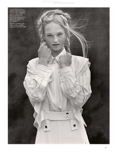 Weber_Vogue_UK_October_2013_08.thumb.png.8bf946530802dca73a6b2011fe2953b5.png