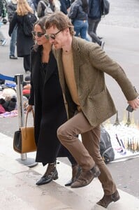 alicia-vikander-michael-fassbender-arriving-at-girafe-restaurant-in-paris-0.thumb.jpg.9a1f5286159949b49beeded6808f5961.jpg