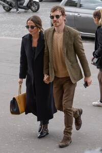 alicia-vikander-michael-fassbender-arriving-at-girafe-restaurant-in-paris-2.thumb.jpg.0b9c1990886ed4fcee8df5ff10109d85.jpg