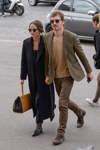 alicia-vikander-michael-fassbender-arriving-at-girafe-restaurant-in-paris-3.thumb.jpg.5382d2066dd0792b99bd6f2aa49cf5d8.jpg