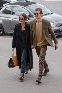 alicia-vikander-michael-fassbender-arriving-at-girafe-restaurant-in-paris-5.thumb.jpg.0433113dc746f7b33d25dbbba5fa1856.jpg