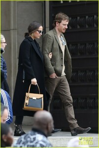 alicia-vikander-michael-fassbender-paris-01.thumb.jpg.22c99cf857bca276347874861c36e100.jpg