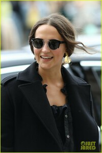 alicia-vikander-michael-fassbender-paris-04.thumb.jpg.1beb832ad3a38d621c0d42d1b245e044.jpg