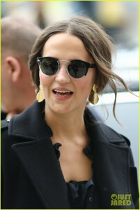 alicia-vikander-michael-fassbender-paris-06.thumb.jpg.0ec4da86b68b7cf4f46c284d6b40352e.jpg