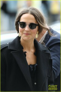 alicia-vikander-michael-fassbender-paris-18.thumb.jpg.478111e815bd424db61da31354d1efb3.jpg