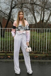 ana-beatriz-barros-balmain-fashion-show-in-paris-03-01-2019-0.jpg