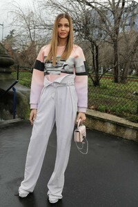 ana-beatriz-barros-balmain-fashion-show-in-paris-03-01-2019-2.jpg