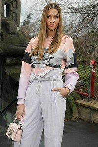 ana-beatriz-barros-balmain-fashion-show-in-paris-03-01-2019-6.jpg