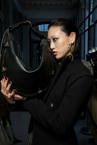 backstage-defile-altuzarra-automne-hiver-2019-2020-paris-coulisses-76.thumb.jpg.11835be08206252d78df7ff2e02b5f9d.jpg