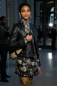 backstage-defile-altuzarra-automne-hiver-2019-2020-paris-coulisses-79.thumb.jpg.f45f89ce423e3cecd9ef48edac564784.jpg