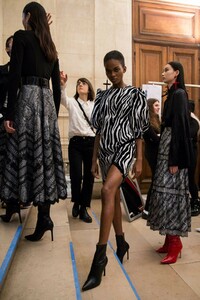 backstage-defile-andrew-gn-automne-hiver-2019-2020-paris-coulisses-54.thumb.jpg.962be7eb40d787f3837d3f8097f3168e.jpg