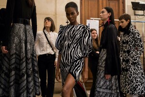 backstage-defile-andrew-gn-automne-hiver-2019-2020-paris-coulisses-55.thumb.jpg.7c2e154527aae93239b33e6ee783be5a.jpg