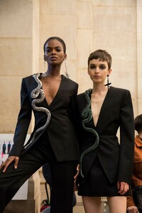 backstage-defile-andrew-gn-automne-hiver-2019-2020-paris-coulisses-66.thumb.jpg.1a407ec19aca31e433c52718c111ca3f.jpg